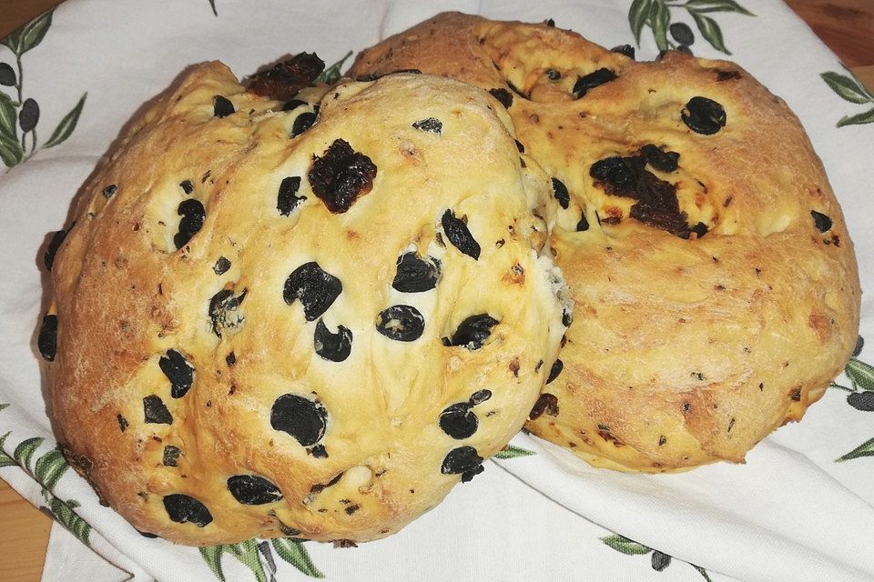 Brot mit Oliven und getrockneten Tomaten