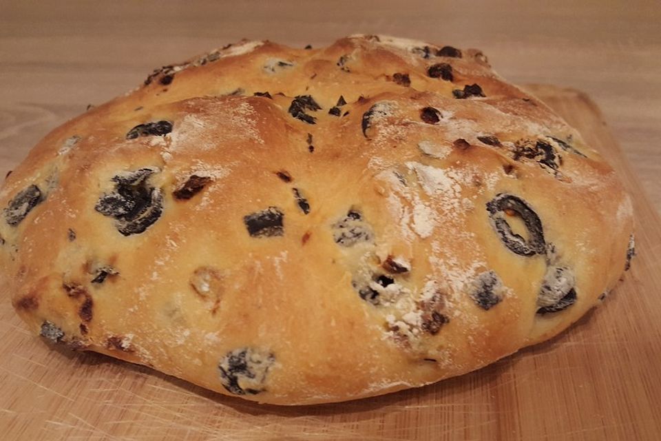 Brot mit Oliven und getrockneten Tomaten