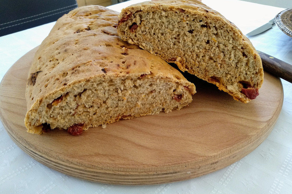 Brot mit Oliven und getrockneten Tomaten