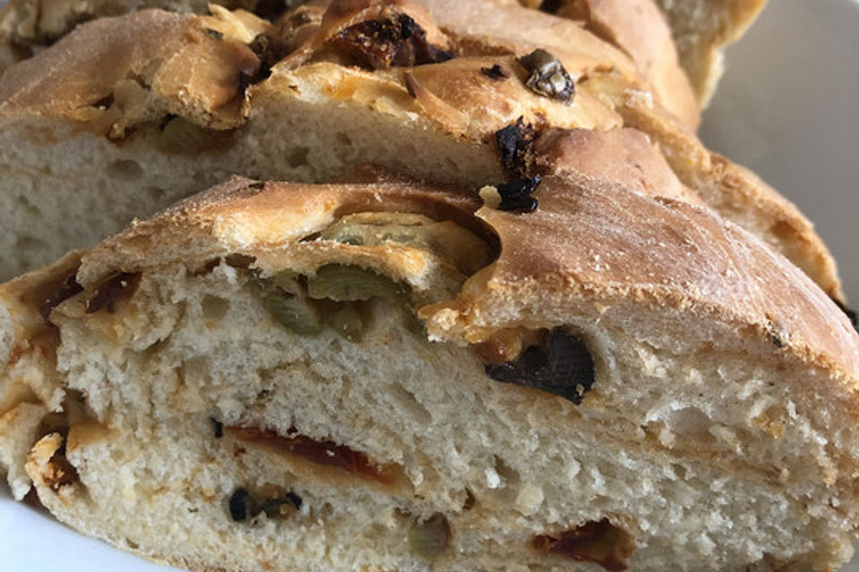 Brot mit Oliven und getrockneten Tomaten