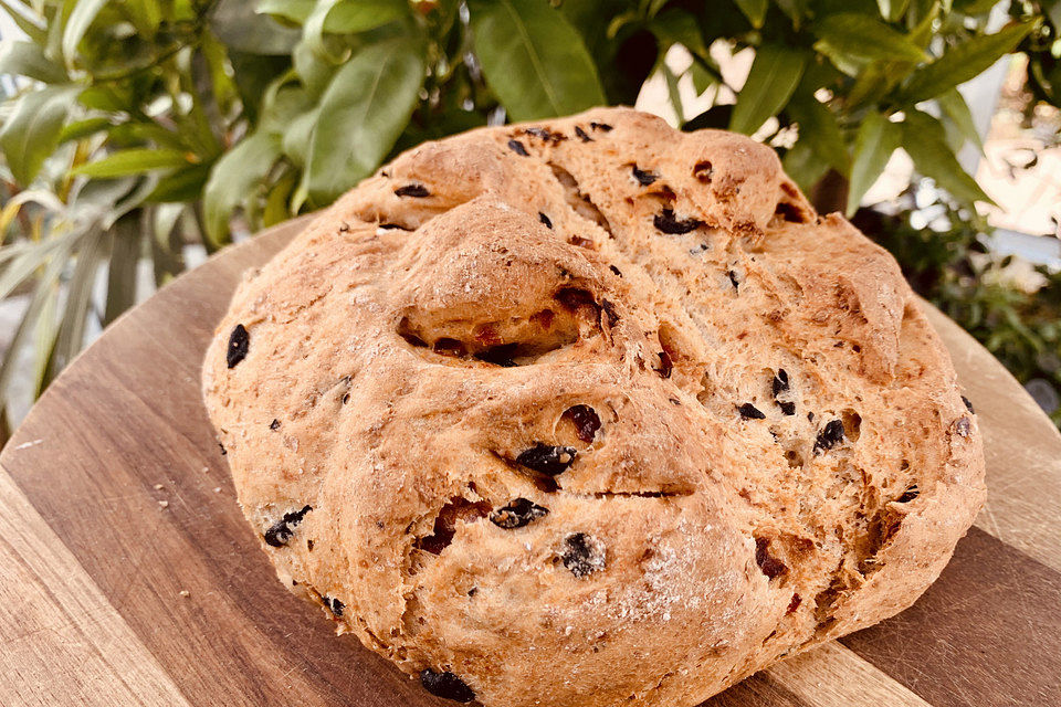 Brot mit Oliven und getrockneten Tomaten