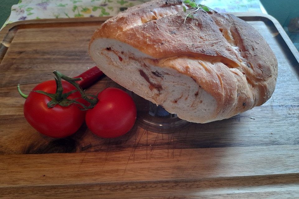 Brot mit Oliven und getrockneten Tomaten