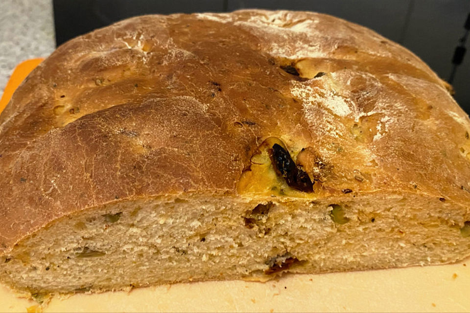 Brot mit Oliven und getrockneten Tomaten