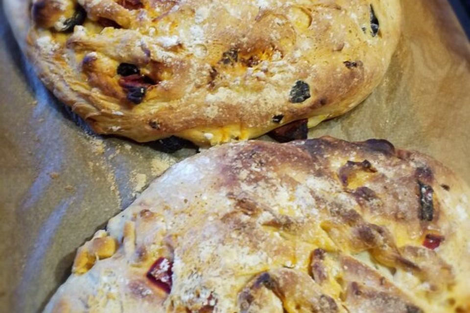 Brot mit Oliven und getrockneten Tomaten