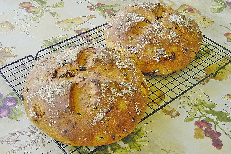 Brot mit Oliven und getrockneten Tomaten