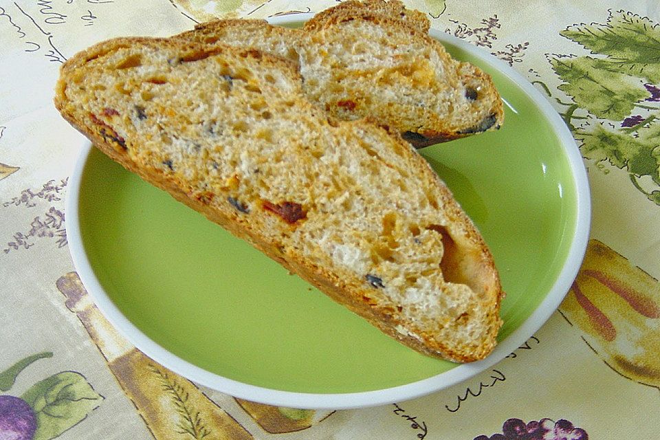 Brot mit Oliven und getrockneten Tomaten