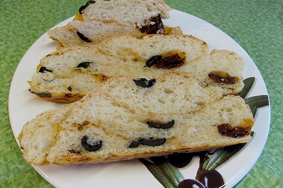 Brot mit Oliven und getrockneten Tomaten