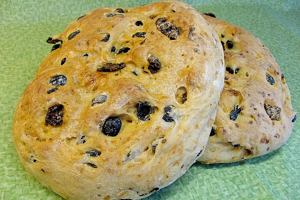 Brot mit Oliven und getrockneten Tomaten