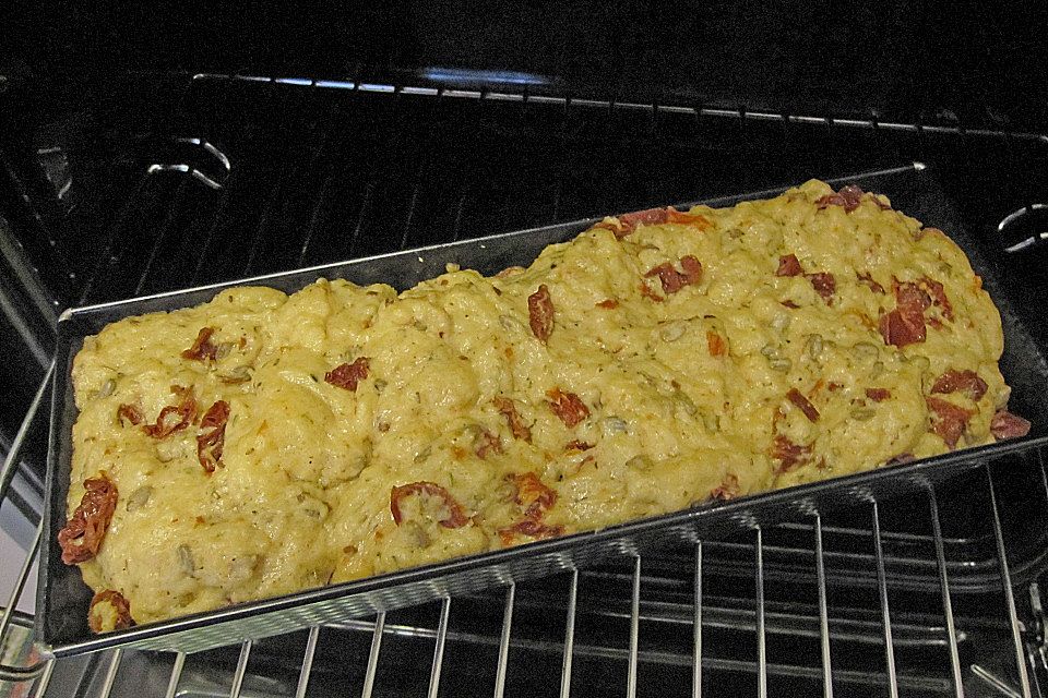 Brot mit Oliven und getrockneten Tomaten