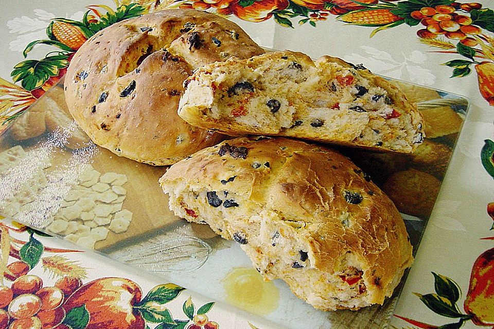 Brot mit Oliven und getrockneten Tomaten