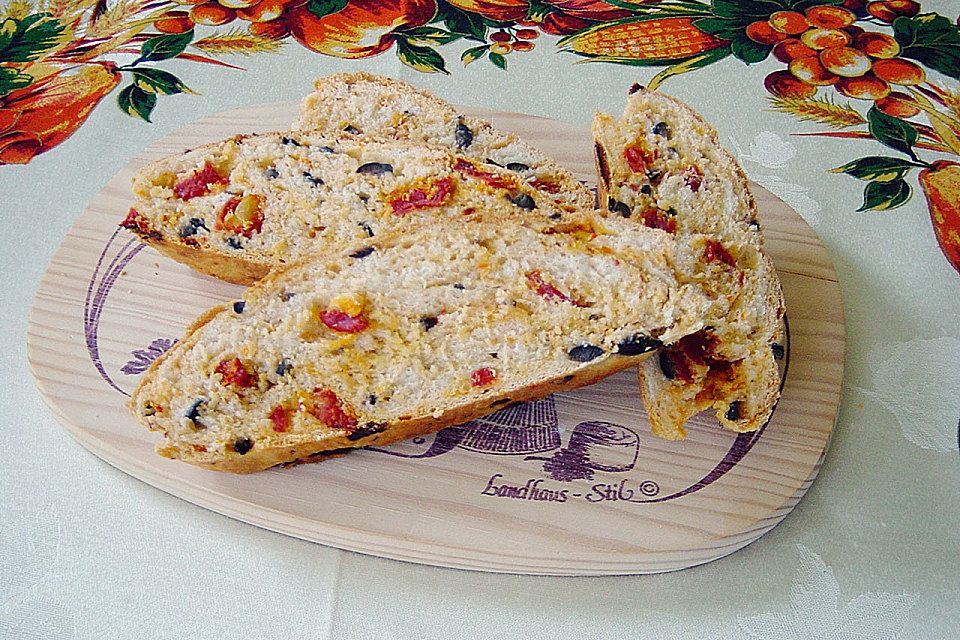 Brot mit Oliven und getrockneten Tomaten