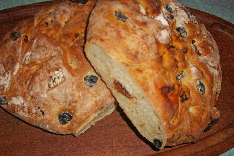 Brot mit Oliven und getrockneten Tomaten