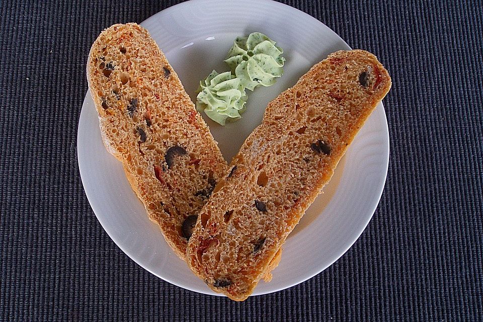 Brot mit Oliven und getrockneten Tomaten