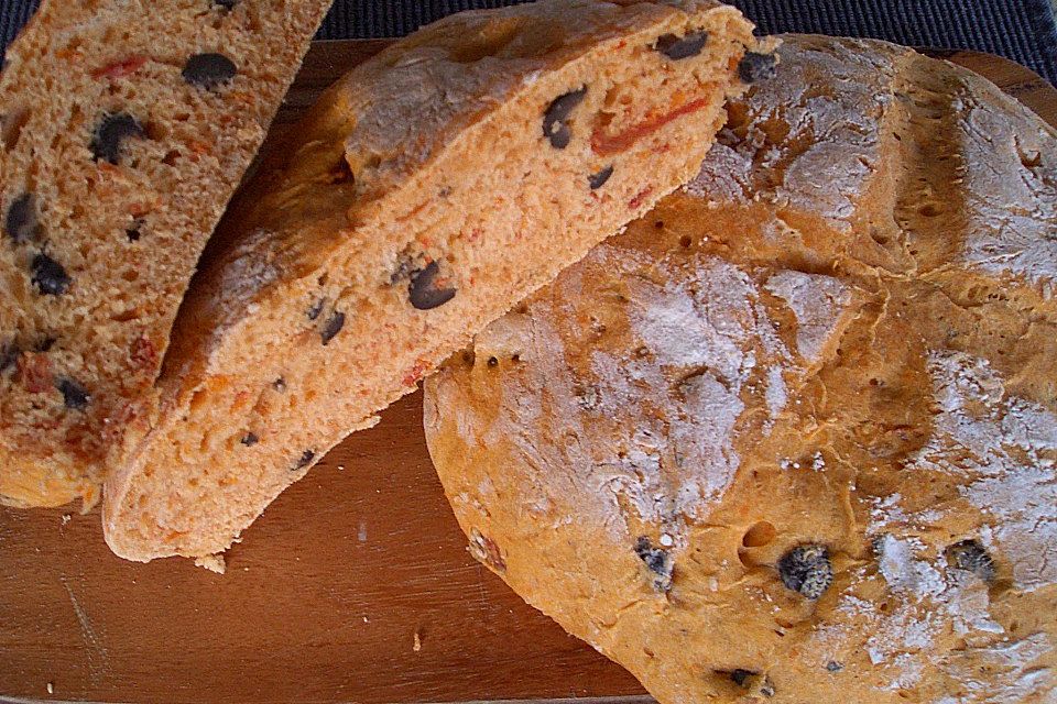 Brot mit Oliven und getrockneten Tomaten