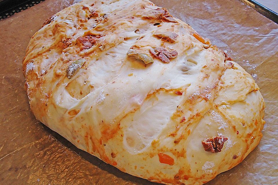 Brot mit Oliven und getrockneten Tomaten