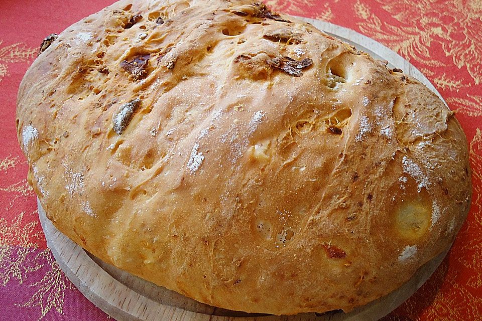 Brot mit Oliven und getrockneten Tomaten