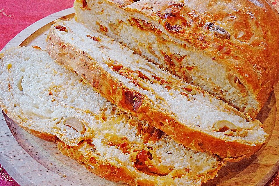 Brot mit Oliven und getrockneten Tomaten