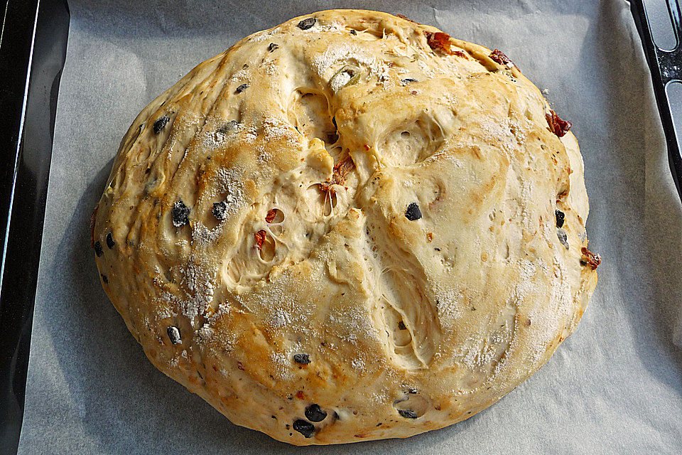 Brot mit Oliven und getrockneten Tomaten