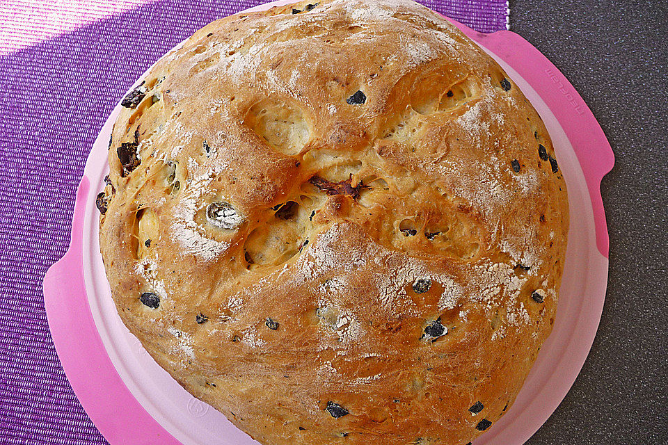 Brot mit Oliven und getrockneten Tomaten