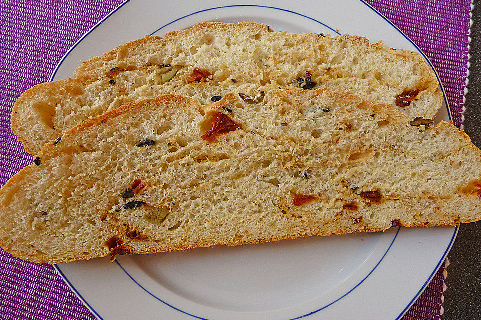 Brot mit Oliven und getrockneten Tomaten