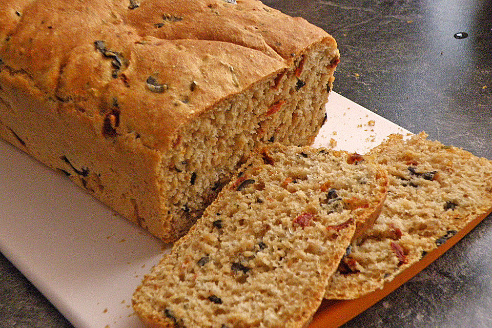 Brot mit Oliven und getrockneten Tomaten