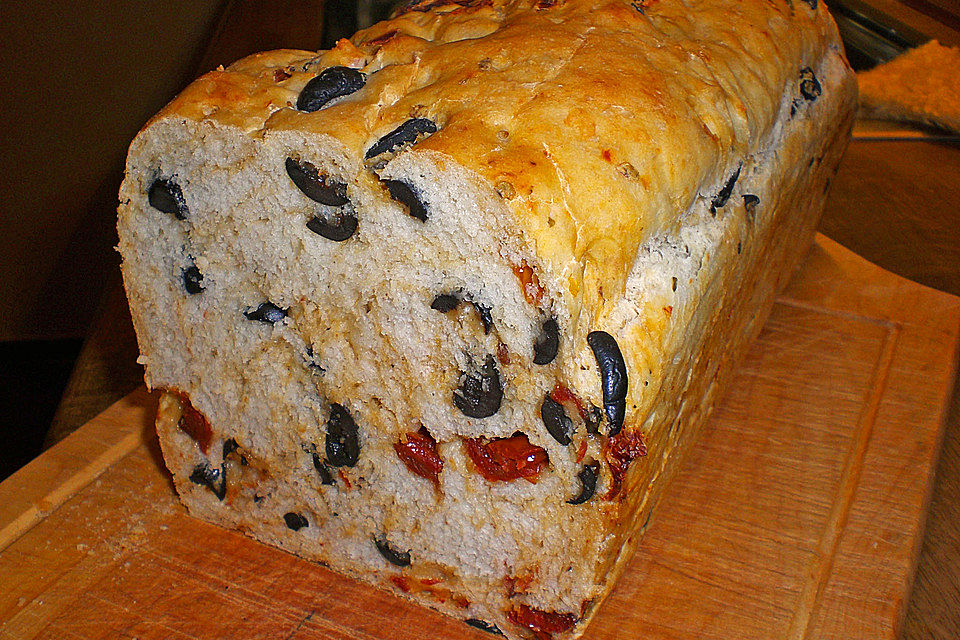 Brot mit Oliven und getrockneten Tomaten