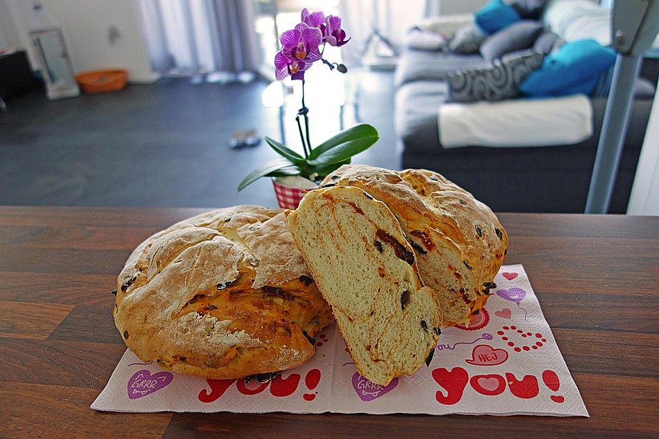 Brot mit Oliven und getrockneten Tomaten