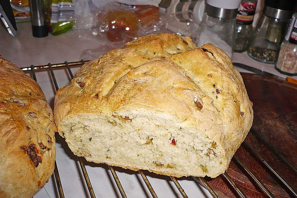 Brot mit Oliven und getrockneten Tomaten