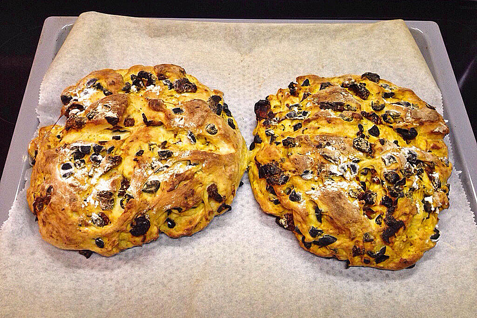 Brot mit Oliven und getrockneten Tomaten