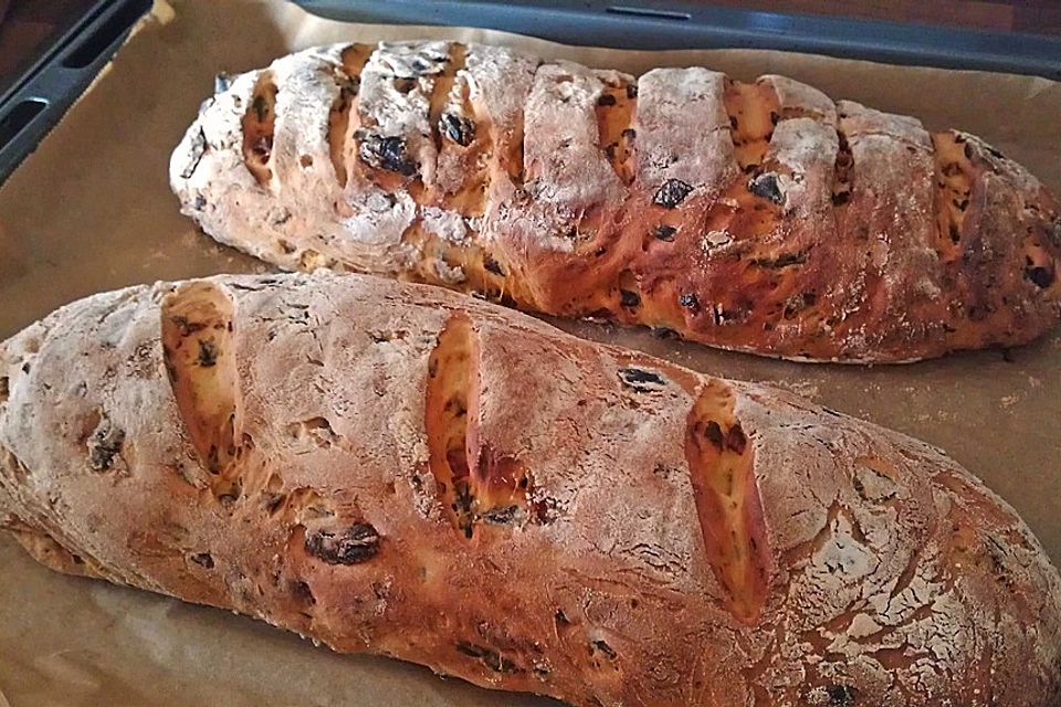 Brot mit Oliven und getrockneten Tomaten