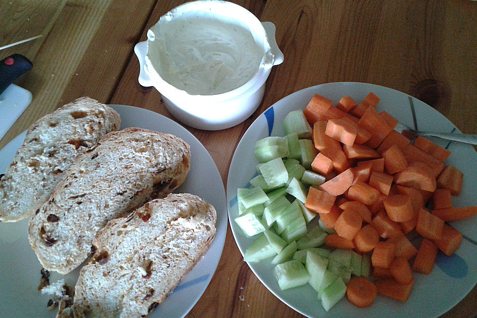 Brot mit Oliven und getrockneten Tomaten