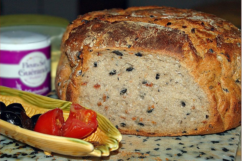 Brot mit Oliven und getrockneten Tomaten