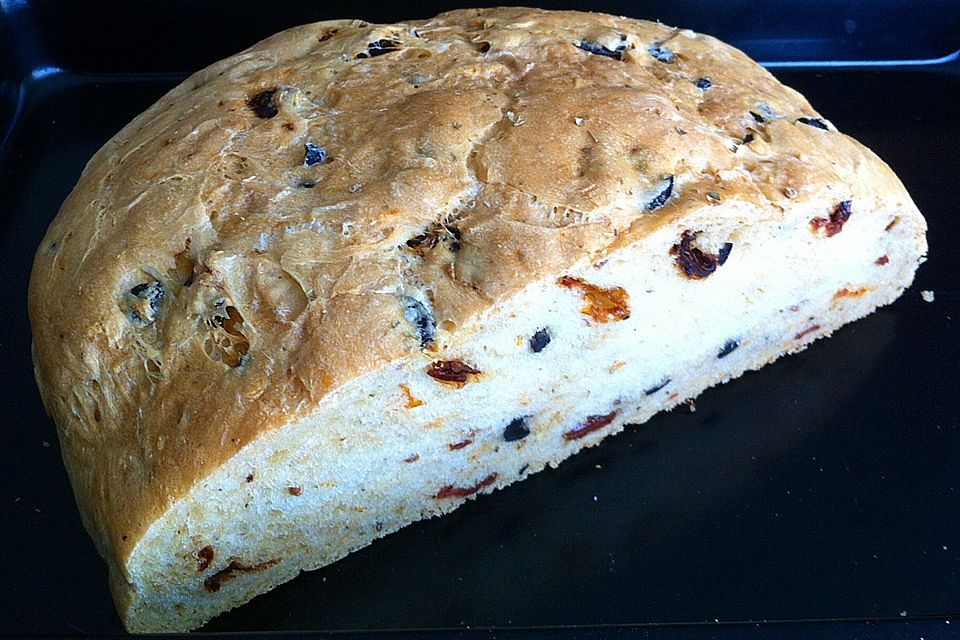 Brot mit Oliven und getrockneten Tomaten