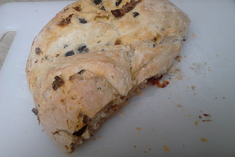 Brot mit Oliven und getrockneten Tomaten