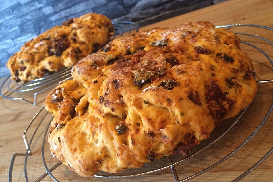 Brot mit Oliven und getrockneten Tomaten