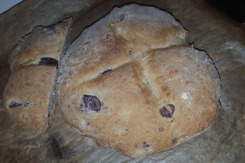 Brot mit Oliven und getrockneten Tomaten