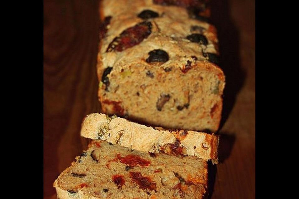 Brot mit Oliven und getrockneten Tomaten