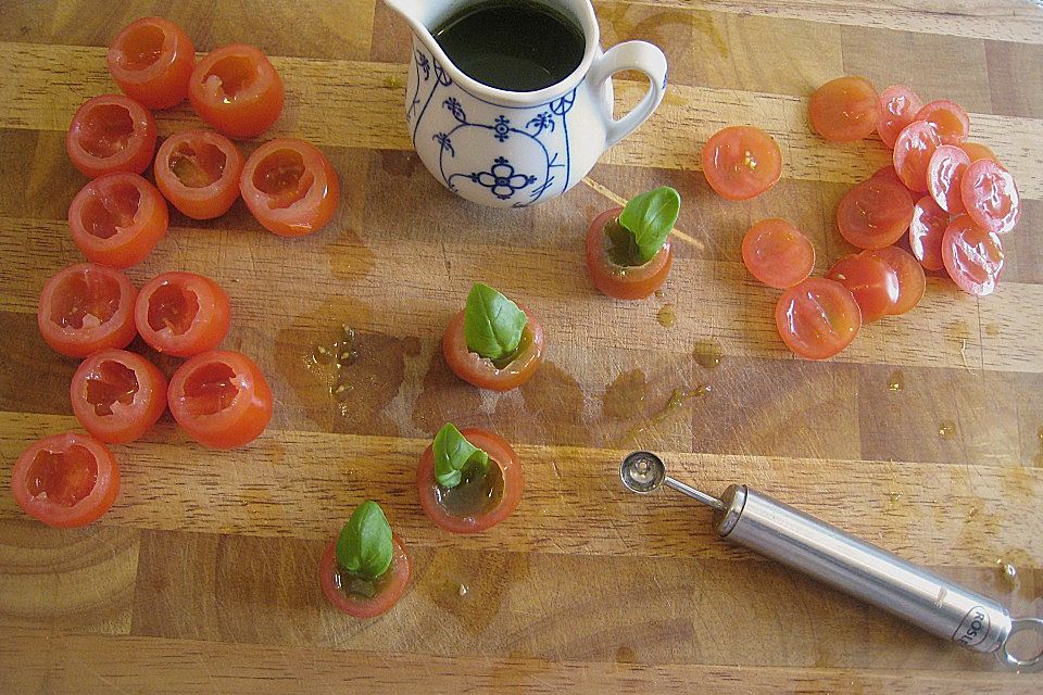 Kirschtomaten mit einer Füllung aus Basilikumgelee