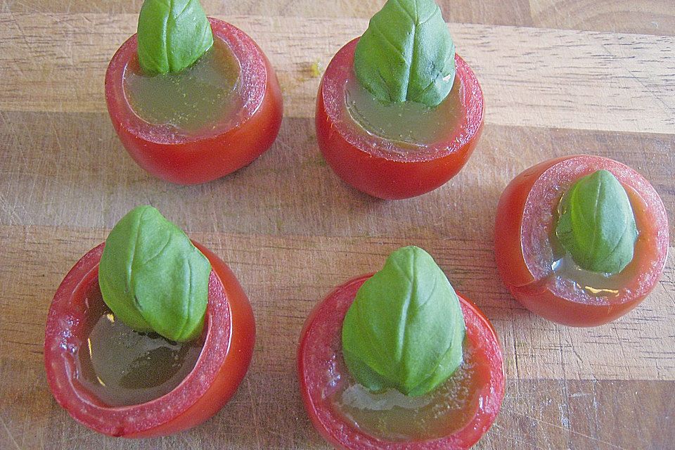 Kirschtomaten mit einer Füllung aus Basilikumgelee