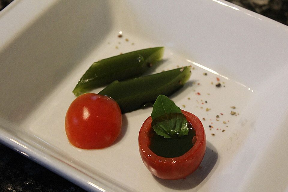 Kirschtomaten mit einer Füllung aus Basilikumgelee