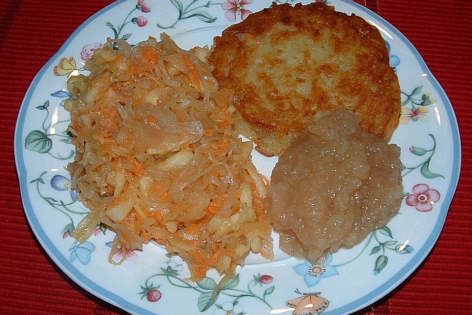 Sauerkrautsalat mit Apfel