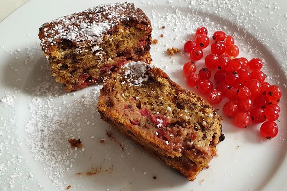 Nusskuchen mit Johannisbeeren