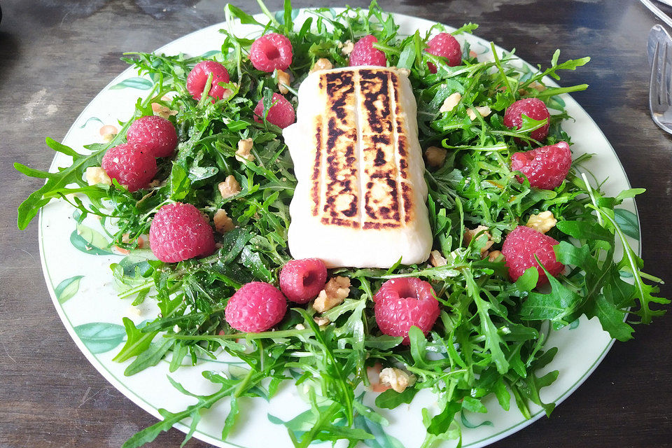 Rucola mit gebratenem Ziegenkäse, Himbeeren und karamellisierten Walnüssen