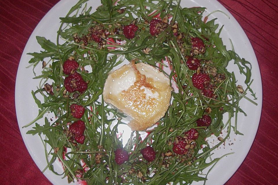 Rucola mit gebratenem Ziegenkäse, Himbeeren und karamellisierten Walnüssen