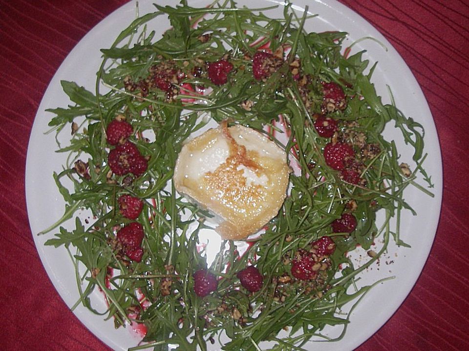 Rucola mit gebratenem Ziegenkäse, Himbeeren und karamellisierten ...