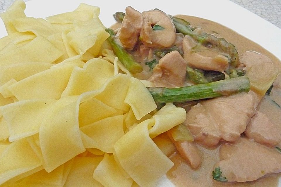 Spargel mit Hähnchenbrust als Thai - Geschnetzeltes