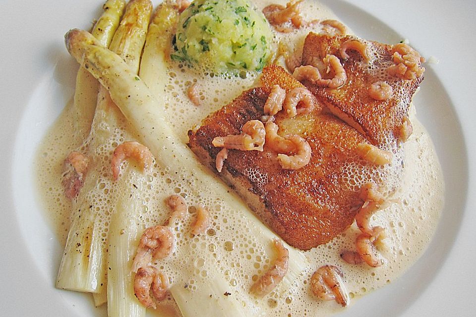 Heilbuttschnitte mit Kroepoekpanade in Krustentiersauce an gebratenem Spargel