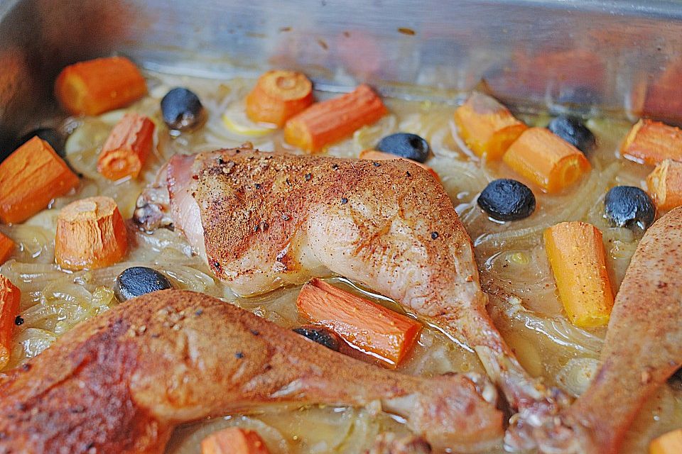 Hähnchenkeulen auf Zitronen/Oliven/Zwiebelbett mit Karotten