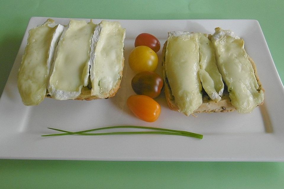 Knoblauchbrot mit Brie überbacken