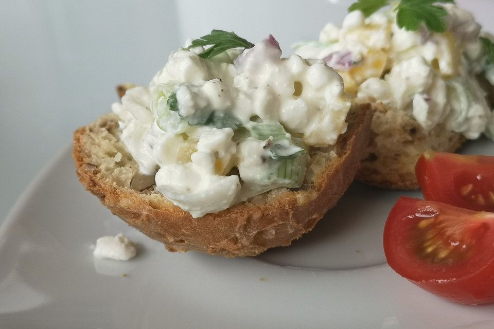 Dinkel-Nuss Brötchen mit buntem Hüttenkäse